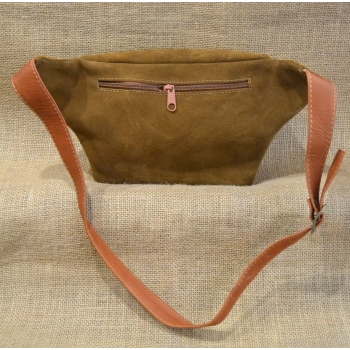 Torebka na biodro z brązowej zamszowej skóry i kwiatowym haftem .